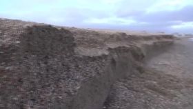 VIDEO Furtunile puternice au distrus plaja. Cum se numește acest fenomen